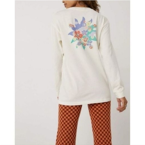 DAYDREAMER Logo Floral Long Sleeve Graphic T-Shirt NWT - Picture 3 of 16